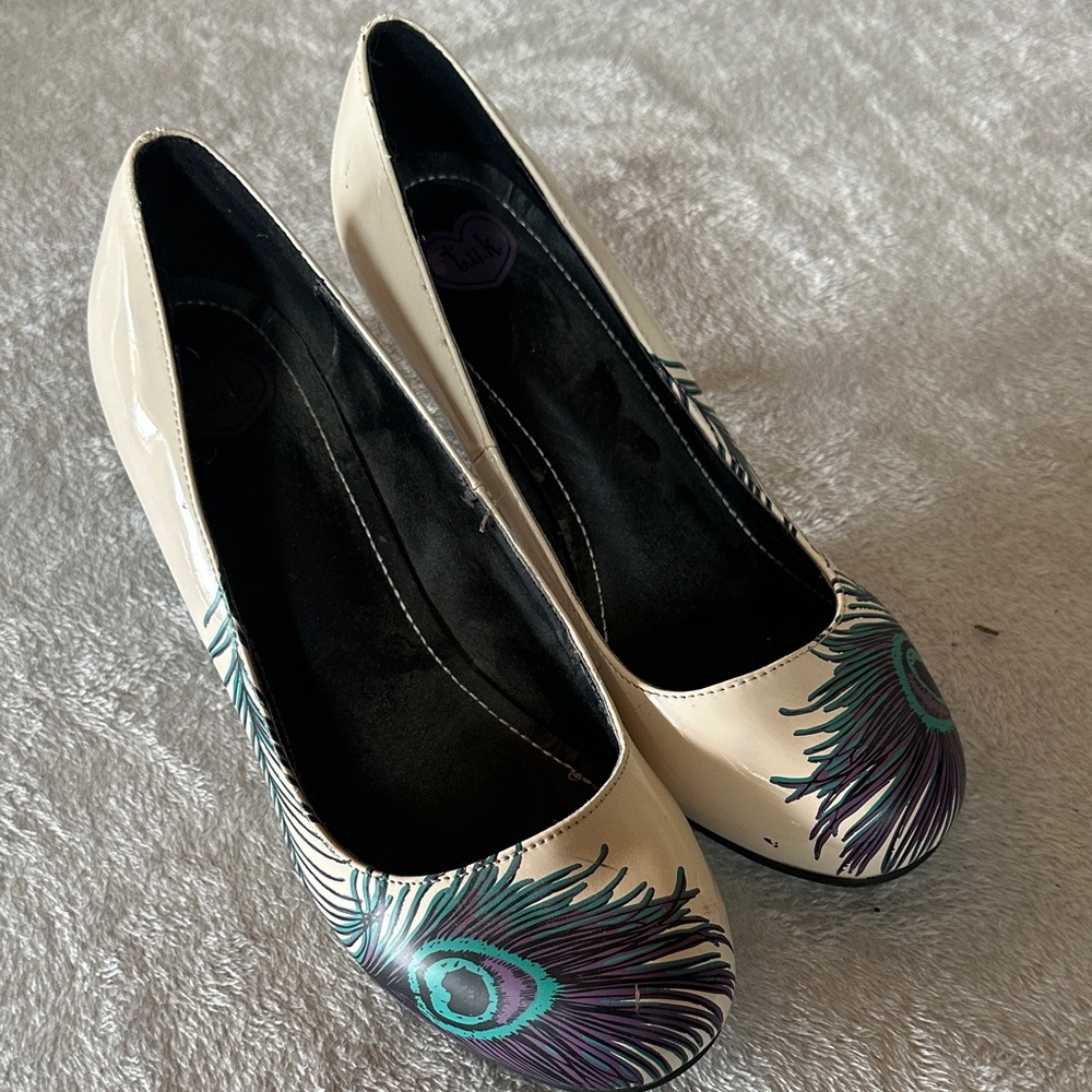 Peacock print Cream and Purple Women's heeled shoes sz 9